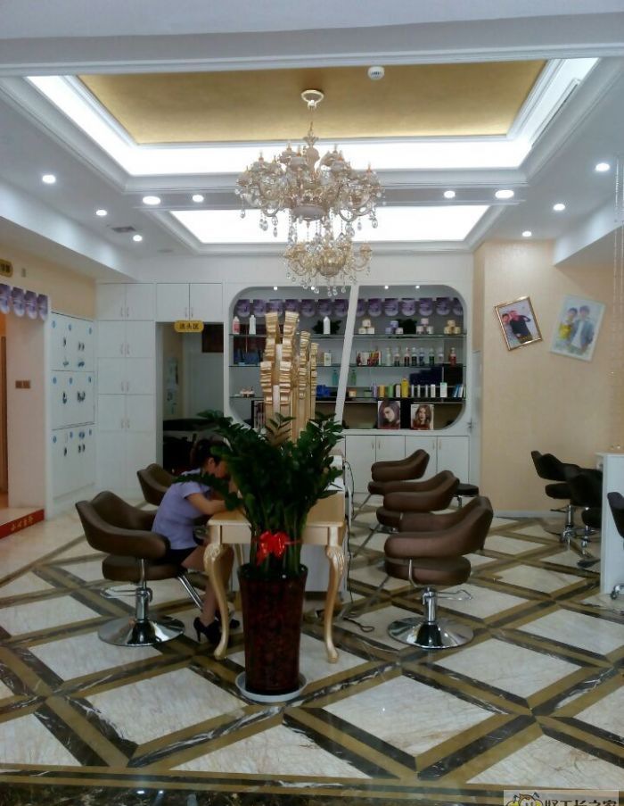 南宁长湖茶花园路口浩天广场一楼美容美发店装修效果图